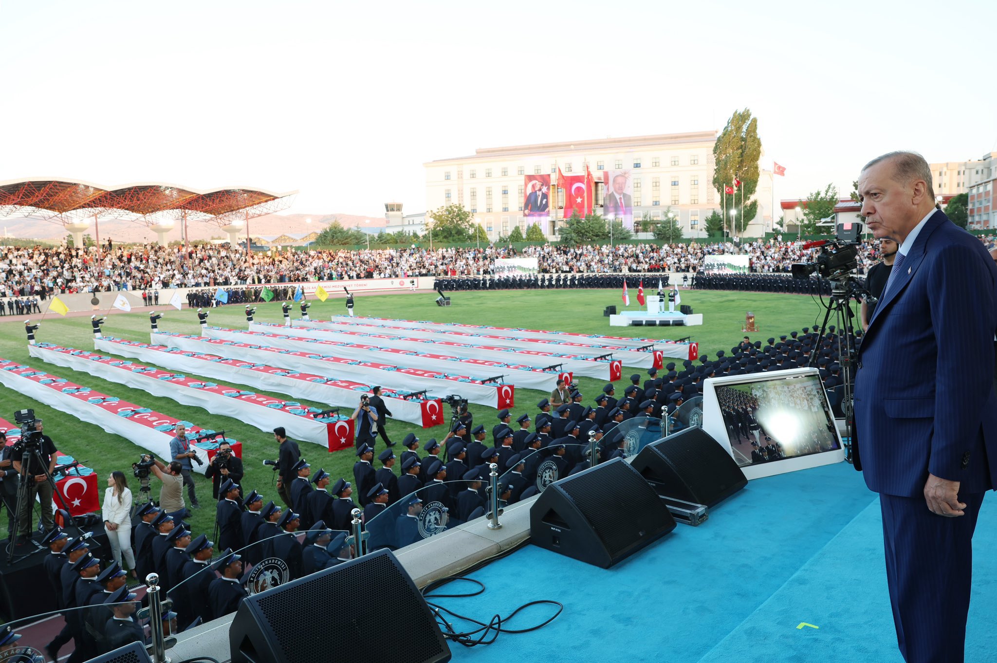 Cumhurbaşkanımız Recep Tayyip Erdoğan, Polis Akademisi Mezuniyet Töreninde; “Güvenlikle özgürlük arasındaki hassas dengeyi koruyarak, devletimizin güvenliğini ve milletimizin huzurunu temin ettik”